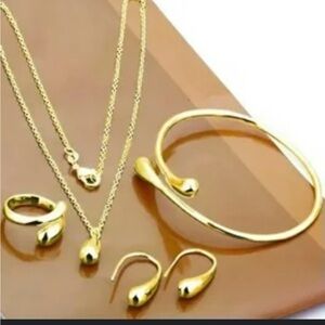 Elegant Gold Jewelry Set
